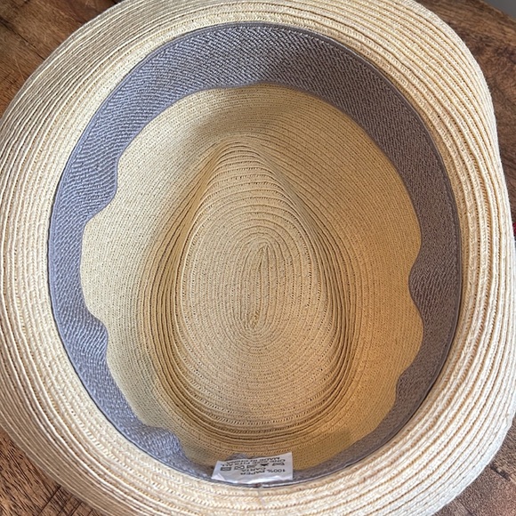 Hat made of 100% paper, with a black grosgrain ribbon only worn once - Picture 8 of 8